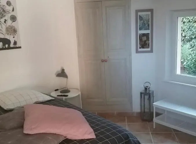 Une Chambre En Ville
